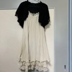 axes femmeフリル付きクリーム色ドレスとボレロ