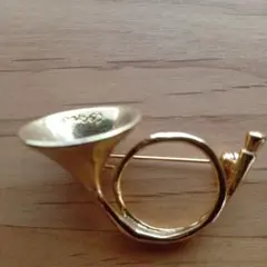 ホルン　金色ブローチ