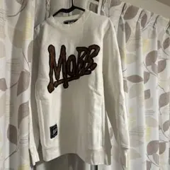 MOBB ホワイト ロゴプリント クルーネックスウェット
