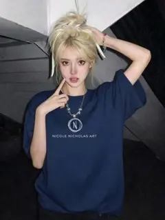 NICOLE NICHOLAS ART ロゴ 半袖Tシャツ ネイビー