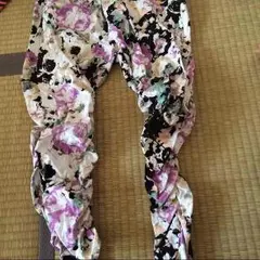 花柄 七分丈の パンツ