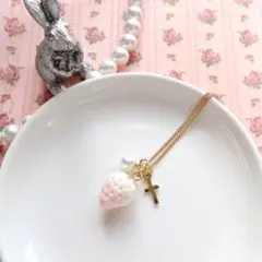 白苺と十字架とパールのネックレス