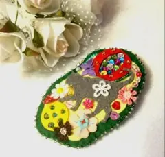 猫のブローチ　フェルト　ハンドメイド　ビーズ刺繍