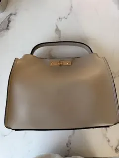 ベージュレザーハンドバッグ