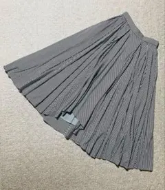 【良品】アベニールエトワール　黒×白ストライプ プリーツ ロングスカート夏向けのサムネイル