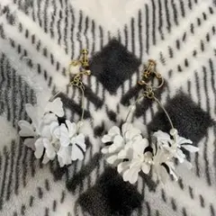 美品！クレアーズ＊お花パール揺れるイヤリングのサムネイル