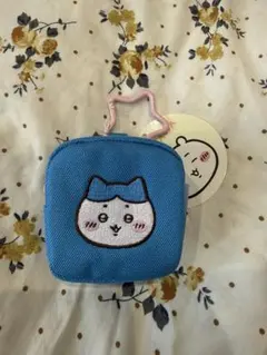 ちいかわ カラビナ付き刺繍スクエアミニポーチ ハチワレ