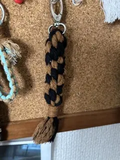 マクラメ編み　黒と茶色の編み込みキーホルダー