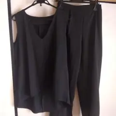 ブラック Vネックタンクトップとパンツセット