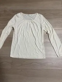 クリーム色 長袖Tシャツ ギャザー付き