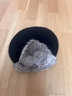 黒と灰色ファーのベレー帽