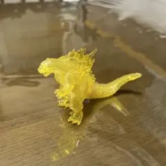 透明な黄色のゴジラフィギュア
