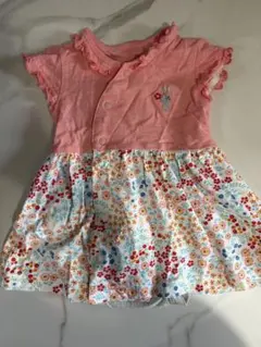 Combi mini フリル付きピンク花柄ドレス　おむつ替え簡単　70-80cm