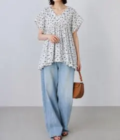 花柄トップス　ホワイト　サイズＦのサムネイル
