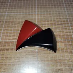 ブローチ　赤×黒　プラスチック