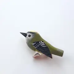 b95　ブローチ　鳥　キクイタダキ　木製　ウッド素材　バードウォッチ　ピン