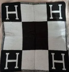 Hロゴ入り クッションカバー 42×42 柄 新品未使用 毛布 インテリア