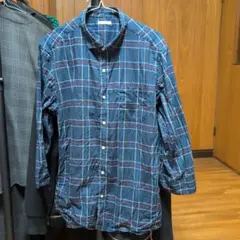GUの七分丈のネイビーシャツ