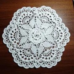 白いレース編みの円形マット