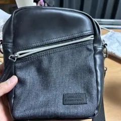 黒の合成皮革ショルダーバッグ