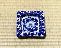 青い花柄の灰皿　陶器製