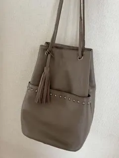 nouerタッセル ショルダーバッグ グレージュ - メルカリ