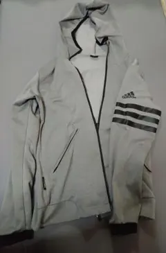 adidas グレー フード付きパーカー