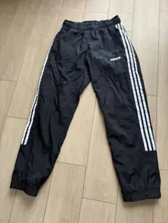 adidas 黒 ストライプ ジャージパンツ