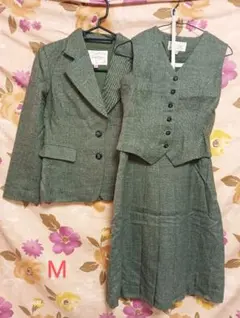 グレー系エレガントな緑がかったフォーマルスーツ 3ピーススーツ Mサイズ