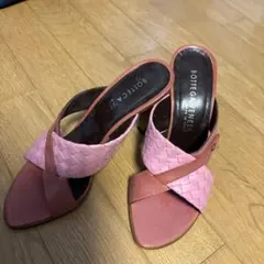 新品　BOTTEGA VENETA イントレチャート サンダル ピンク 36のサムネイル
