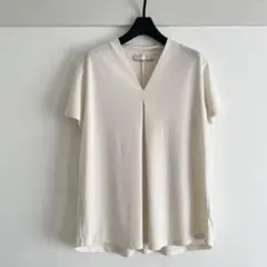 美品 自由区 Vネック プルオーバー アイボリー系のサムネイル