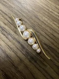 パール付きゴールドブローチ