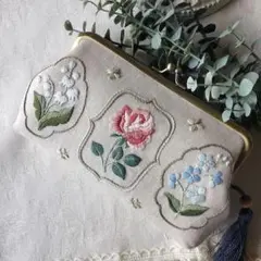 お花のサンプラーのがま口ポーチ　手刺繍　ハンドメイドのサムネイル