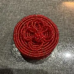 赤いビーズの円形小物入れ