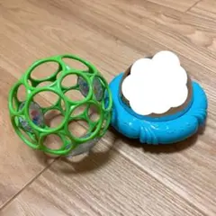 緑色ボール型おもちゃと青色ベース
