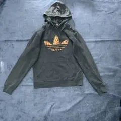 adidas ヒョウ柄ロゴ フード付きパーカー