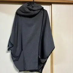 グレーのポンチョ