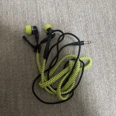 イエローとブラックの有線イヤフォン