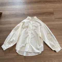 シャツ　ブラウス　ノーカラー　ボリュームスリーブ　クリーム色