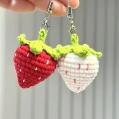 【2個セット】いちごのあみぐるみ　ストラップ　ハンドメイド　編み物　赤　白