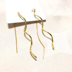 アメリカンピアス　ウェーブ　ツイスト　チェーン　ゴールド