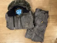 グレーのファー付きスノーボードウェア