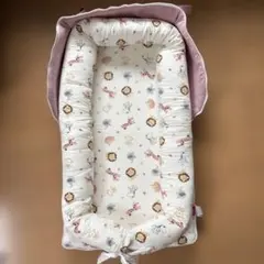 침대에 있는 휴대용 침대 핑크