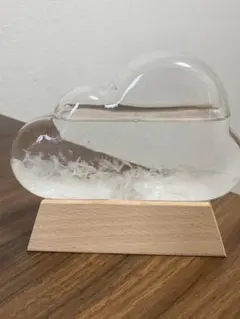 나무 받침대가 달린 폭풍 유리 구름 모양