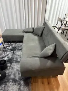 グレーのファブリックカウチソファ