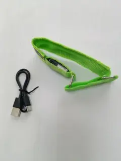 緑色 自発光式のアームバンドと充電ケーブルのセット。