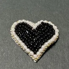 ビーズ装飾ハート型ブローチ