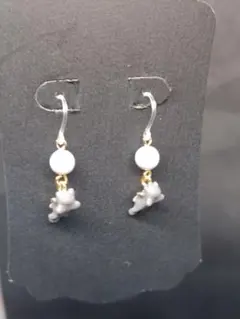 とび猫パールピアス・灰色猫no.A15