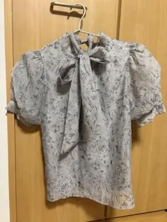 【美品】INGNI ボウタイブラウス 半袖 花柄 Mのサムネイル