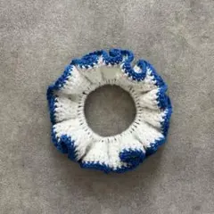 シュシュ　ハンドメイド　編み物　かぎ編み 白ベース×ブルー/ライトグレー
